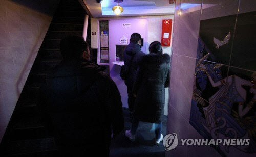 이재명 더불어민주당 대선후보의 '변호사비 대납 의혹'을 처음 제보한 이모 씨가 숨진 채 발견된 서울 양천구의 한 모텔에서 경찰들이 현장 조사를 위해 이동하고 있다. <연합뉴스>